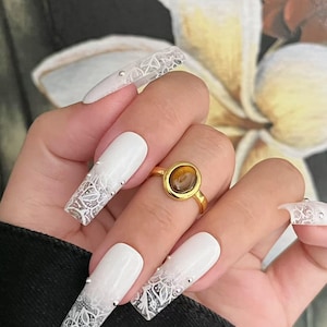 Witte kantpers op de nagels: lange kiststijl bruidsstrassteen