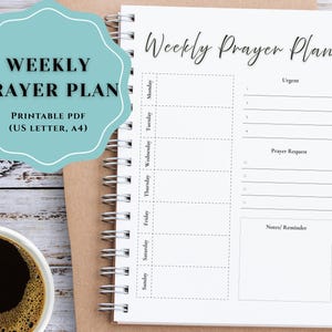 Może przedstawiać: Spiralnie oprawiony notatnik z układem "Weekly Prayer Plan". Turkusowa grafika zawiera tekst "Weekly Prayer Plan" i "Printable PDF (US Letter, A4)". Notatnik posiada sekcje na każdy dzień tygodnia, pilne prośby i notatki.