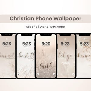 Può includere: Un set di cinque sfondi per telefoni cristiani digitali. Ogni telefono mostra una citazione ispiratrice diversa in una scrittura elegante, come "fear not" e "be still", su uno sfondo beige neutro con accenti floreali. L'ora 5:23 è visualizzata.