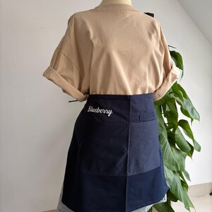 Op de afbeelding: Een set van drie keramische mokken met een gespikkelde, matte afwerking. De mokken zijn in cr&egrave;me, lichtgrijs en donkergrijs. Elke mok heeft een eenvoudig, minimalistisch ontwerp.