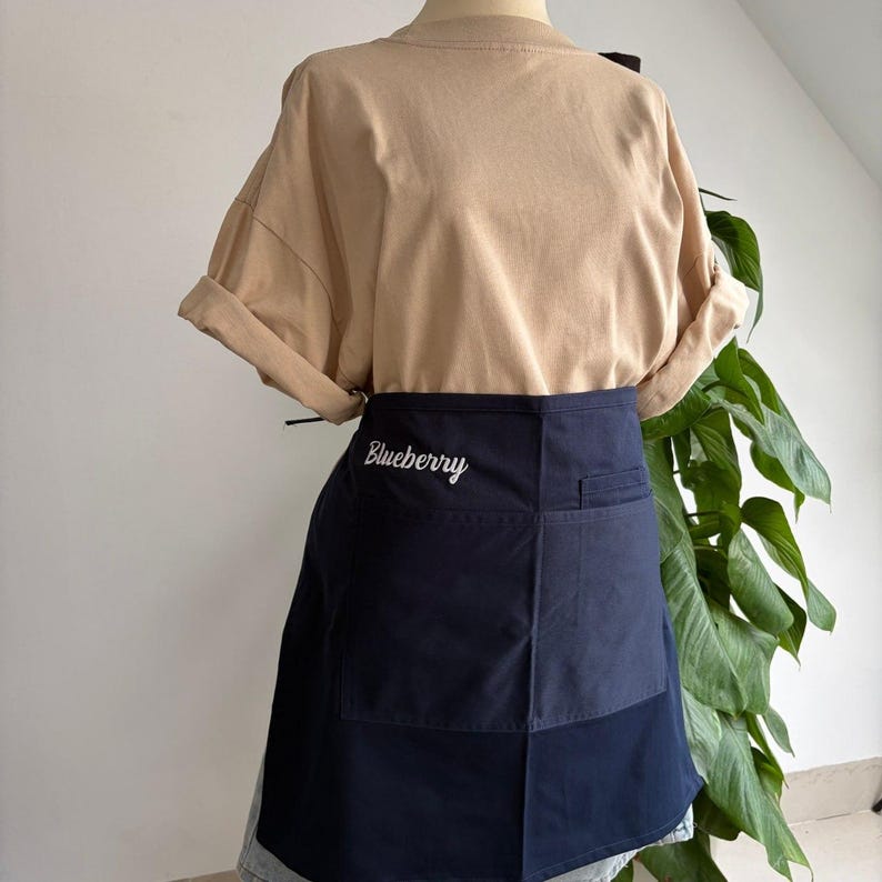 Op de afbeelding: Een set van drie keramische mokken met een gespikkelde, matte afwerking. De mokken zijn in cr&egrave;me, lichtgrijs en donkergrijs. Elke mok heeft een eenvoudig, minimalistisch ontwerp.