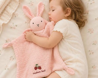 Manta de muselina con conejito bordado con nombre personalizado y fresa, edredón de algodón suave, regalo para baby shower, recuerdo para recién nacido