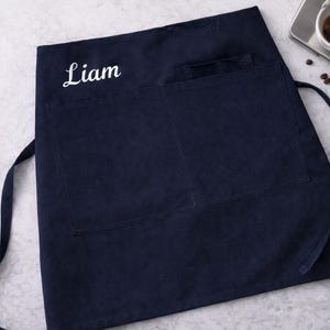 Op de afbeelding: Een set van drie keramische nestkommen in blauwe, groene en witte tinten. De kommen hebben een gespikkelde glazuur en een eenvoudig, modern ontwerp. De grootste kom heeft een diameter van ongeveer 18 cm.