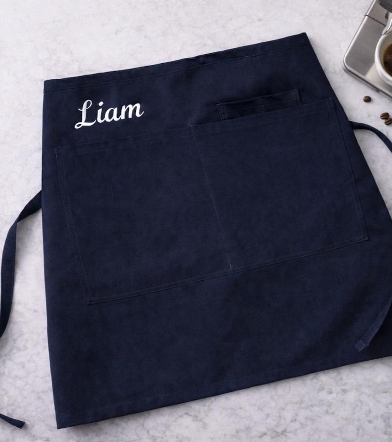 Op de afbeelding: Een set van drie keramische nestkommen in blauwe, groene en witte tinten. De kommen hebben een gespikkelde glazuur en een eenvoudig, modern ontwerp. De grootste kom heeft een diameter van ongeveer 18 cm.