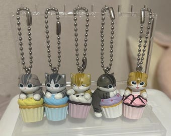Portachiavi Mofusand a forma di cupcake con gatto – Ciondolo Kawaii Gashapon / Giocattolo a capsula giapponese / Portachiavi a forma di dolce con gatto / Regalo per gli amanti dei gatti