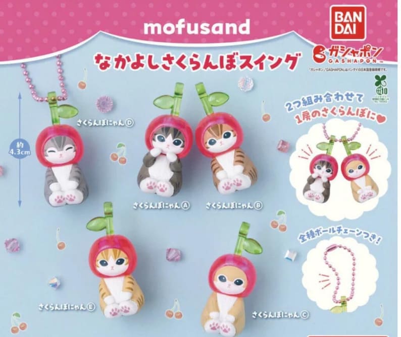 Pu&ograve; includere: Una collezione di figurine di gatti con cappelli a forma di ciliegia. Le figurine sono in vari colori, tra cui grigio, marrone e arancione, e sono alte circa 4,3 cm. L'immagine include testo giapponese e uno sfondo rosa.