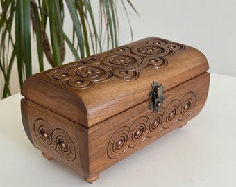 Handgeschnitzte Schmuckschatulle aus Walnussholz - Ukrainische Hutsul-Volkskunst