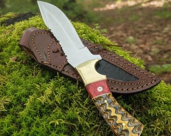 Custom Damascus Hunting Knife – Colorful Resin Handle & Leather Sheath