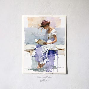 Puede incluir: Una pintura de acuarela representa a una figura de cabello castaño rojizo con un vestido blanco, sentada en una repisa leyendo un libro abierto. La obra presenta suaves lavados en tonos azules, morados y beige, con la parte inferior del vestido y el agua representadas mediante gotas de pintura violeta y azul.