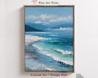 Könnte beinhalten: Ein gerahmter Kunstdruck einer Küstenlandschaft. Das Kunstwerk zeigt eine Seelandschaft mit hellblauem Himmel, weißen Wolken und türkisfarbenen Wellen, die an der Küste brechen. Der Rahmen hat eine hellbraune Farbe. Der Text "Fine Art Print" steht oben.