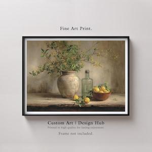 Puede incluir: Una impresión artística enmarcada que presenta una naturaleza muerta con un jarrón beige con ramas verdes, una botella transparente y un cuenco de madera con limones. La impresión también incluye el texto "Fine Art Print" y "Custom Art | Design Hub".