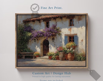 Puede incluir: Una impresión artística enmarcada de un edificio de estilo mediterráneo con exterior blanco, tejas rojas y contraventanas azules. La impresión muestra una puerta de madera, flores moradas y plantas en macetas. El texto "Fine Art Print" es visible.
