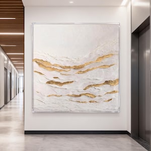 Luxe papiercollagekunst aan de muur met acryl schaduwlijst, wit en goud getextureerd abstract kunstwerk, modern minimalistisch 3D-muurdecor