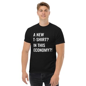 En ny T-shirt? I den här ekonomin?! Unisex klassisk rolig t-shirt