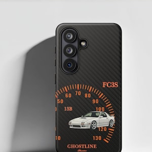 Puede incluir: Funda de teléfono negra con textura de fibra de carbono y diseño de velocímetro naranja. El diseño incluye una ilustración de coche blanco, el texto "FC3S" y la marca "Ghostline".