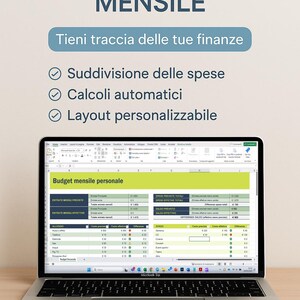 Può includere: Un laptop mostra un pianificatore di budget mensile con il testo "PLANNER BUDGET MENSILE". Lo schermo mostra un foglio di calcolo con dati finanziari, tra cui entrate e spese. Il logo QuiLab è in basso.