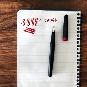 Penna stilografica esclusiva in metallo nero e rosso con pennino tronchetto in argento da 2,9 mm molato a mano per calligrafia, journaling, lettering e firme.
