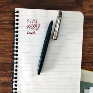 Penna stilografica esclusiva Custom 329 verde con pennino tronchetto in argento da 0,7 mm molato a mano per calligrafia, journaling, lettering e firme.