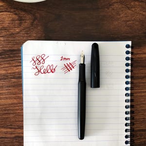 Penna stilografica in metallo nero unica con pennino tronchetto in argento da 1 mm molato a mano per calligrafia, journaling, lettering e firme.