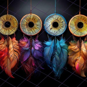 Puede incluir: Cuatro atrapasueños con centros en forma de ojo y plumas coloridas. Cada atrapasueños tiene una combinación de colores diferente: rojo y naranja, morado, azul y naranja y amarillo. El fondo es negro con un patrón de cuadrícula.