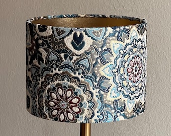 Pantalla de lámpara única hecha a mano con estampado de mandala en azul crema y rojo, accesorios para el hogar | Studio Chloe