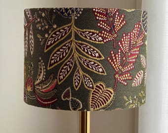 Pantalla de lámpara verde hecha a mano con flores | Pantalla de tela | Iluminación de interiores boho | Decoración de lámpara única hecha a mano