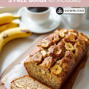 Puede incluir: Un pan de plátano en rodajas cubierto con rodajas de plátano, sobre una tabla de madera, con una taza de café y plátanos en el fondo. El texto "3 FREE Bonus Kit Included" es visible.
