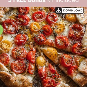 Puede incluir: Primer plano de una tarta salada con una corteza dorada, cubierta con tomates cherry rojos y amarillos. El texto "3 FREE Bonus Kit Included" es visible en la parte superior. Una porción cortada revela el relleno y las hierbas.