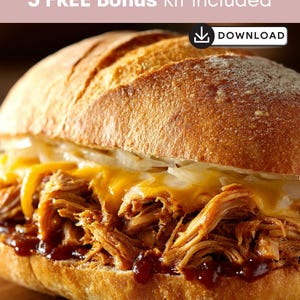 Op de afbeelding: Een close-up van een grote sandwich op een houten oppervlak. De sandwich heeft een knapperig, goudbruin broodje gevuld met getrokken vlees, gesmolten kaas en uien. De tekst "3 FREE Bonus Kit Included" is zichtbaar bovenaan.