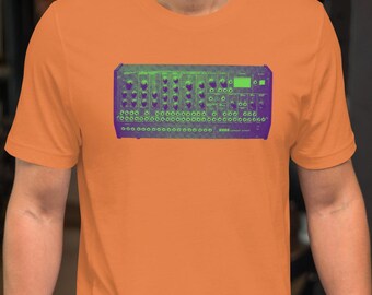 Könnte beinhalten: Orangefarbenes T-Shirt mit einer Grafik eines Synthesizers in Grün und Lila. Das Design ist mittig auf der Vorderseite platziert. Das T-Shirt ist kurzärmlig und hat einen Rundhalsausschnitt.