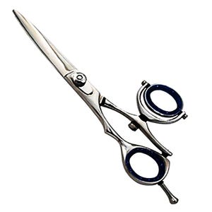 Puede incluir: Tijeras de peluquería plateadas con mango curvo y hoja afilada. Las tijeras tienen un reposadedos y orificios para los dedos con interior azul oscuro. Las tijeras están diseñadas para cortar el cabello profesionalmente.