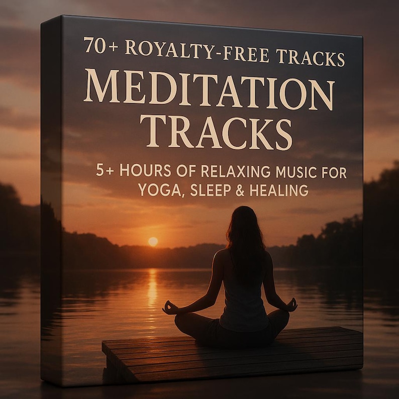 Pu&ograve; includere: Scatola del prodotto con le parole "70+ ROYALTY-FREE TRACKS" e "MEDITATION TRACKS" in grandi lettere dorate. La scatola indica anche "5+ HOURS OF RELAXING MUSIC FOR YOGA, SLEEP & HEALING." Lo sfondo mostra una persona che medita al tramonto.