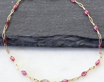 Pulsera apilable de cadena con circonita cúbica marquesa y esmalte rosa rubor, chapada en oro de 14 quilates.