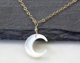 Collar de luna creciente de nácar, chapado en oro de 14 quilates / plata de ley.