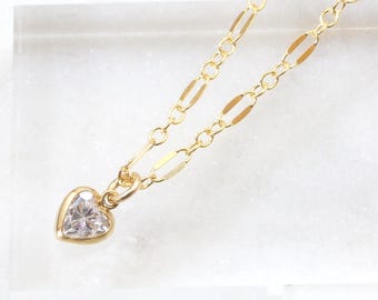 Collar con forma de corazón de circonita cúbica mini chapado en oro de 14 quilates y cadena ovalada brillante.