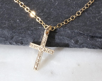 Collar con cruz floral delicada y mini relleno de oro de 14 quilates