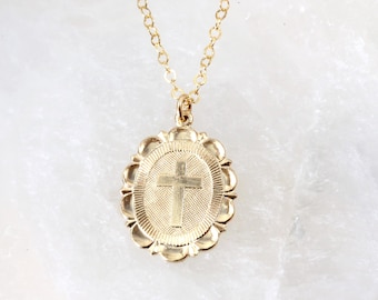 Collar con medallón de cruz festoneada ovalada, chapado en oro de 14 quilates y plata de ley