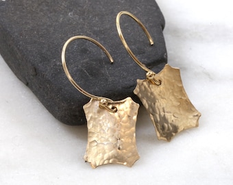 Pendientes colgantes rectangulares texturizados martillados rellenos de oro de 14 quilates