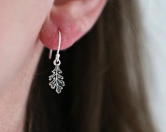 Pendientes colgantes de plata de ley con forma de hoja de roble diminuta natural