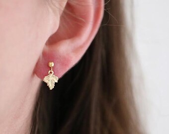 Pendientes colgantes con forma de hoja diminuta rellenos de oro de 14 quilates
