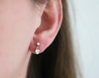 Pendientes colgantes con forma de corazón diminuto y circonita cúbica bañados en oro de 14 quilates