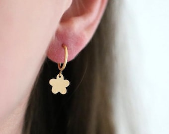 Aros colgantes con forma de margarita y flor chapada en oro de 14 quilates.