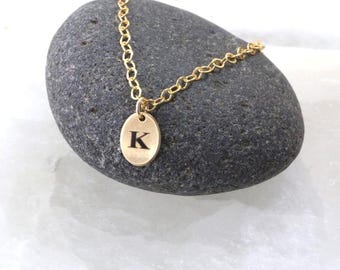 Collar ultramini ovalado personalizado con monograma grabado inicial, chapado en oro de 14 quilates/plata de ley