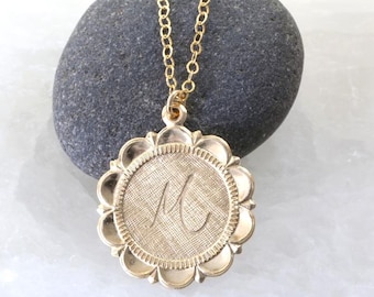 Collar personalizado con monograma cursivo, medallón festoneado estampado, chapado en oro de 14 quilates/plata de ley