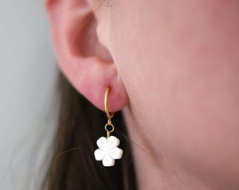 Pendientes minimalistas de aro con forma de flor de nácar, chapados en oro de 14 quilates o plata de ley.