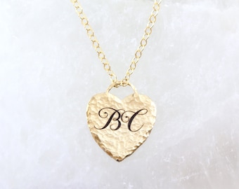 Collar con monograma cursivo personalizado, grabado en oro de 14 quilates y corazón martillado.