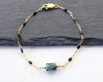 Pulsera minimalista de turquesa africana con barra tubular y cadena de esmalte negro, chapada en oro de 14 quilates.