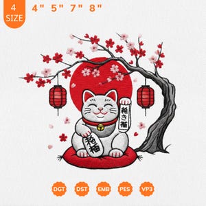 Op de afbeelding: Geborduurd ontwerp met een witte Maneki-neko kat met een rode zon, kersenbloesems en lantaarns. De kat zit op een rood kussen en houdt een gouden munt en een banner met Japanse tekst vast. Verkrijgbaar in maten van 10 cm, 13 cm, 18 cm en 20 cm.