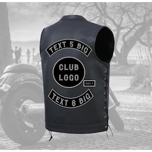 Może przedstawiać: Czarna skórzana kamizelka motocyklowa z okrągłą naszywką "CLUB LOGO" i dwiema prostokątnymi naszywkami z napisem "TEXT 5 BIG" i "TEXT 6 BIG". Kamizelka ma boczne sznurowania.
