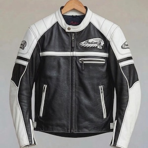 Könnte beinhalten: Motorradjacke aus schwarzem und weißem Leder mit dem Wort "Indian" und einem Indianerkopf-Logo. Die Jacke hat einen Reißverschluss vorne, weiße Streifen und weiße Einsätze an Schultern und Ärmeln.